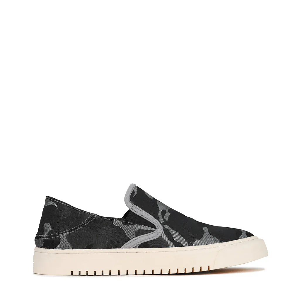 CAIS SLIP ON SNEAKERS